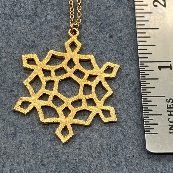 Kelly Waters Snowflake Pendant Pewter Necklace Gold Textured Delicate Chain Wint - Picture 10 of 13